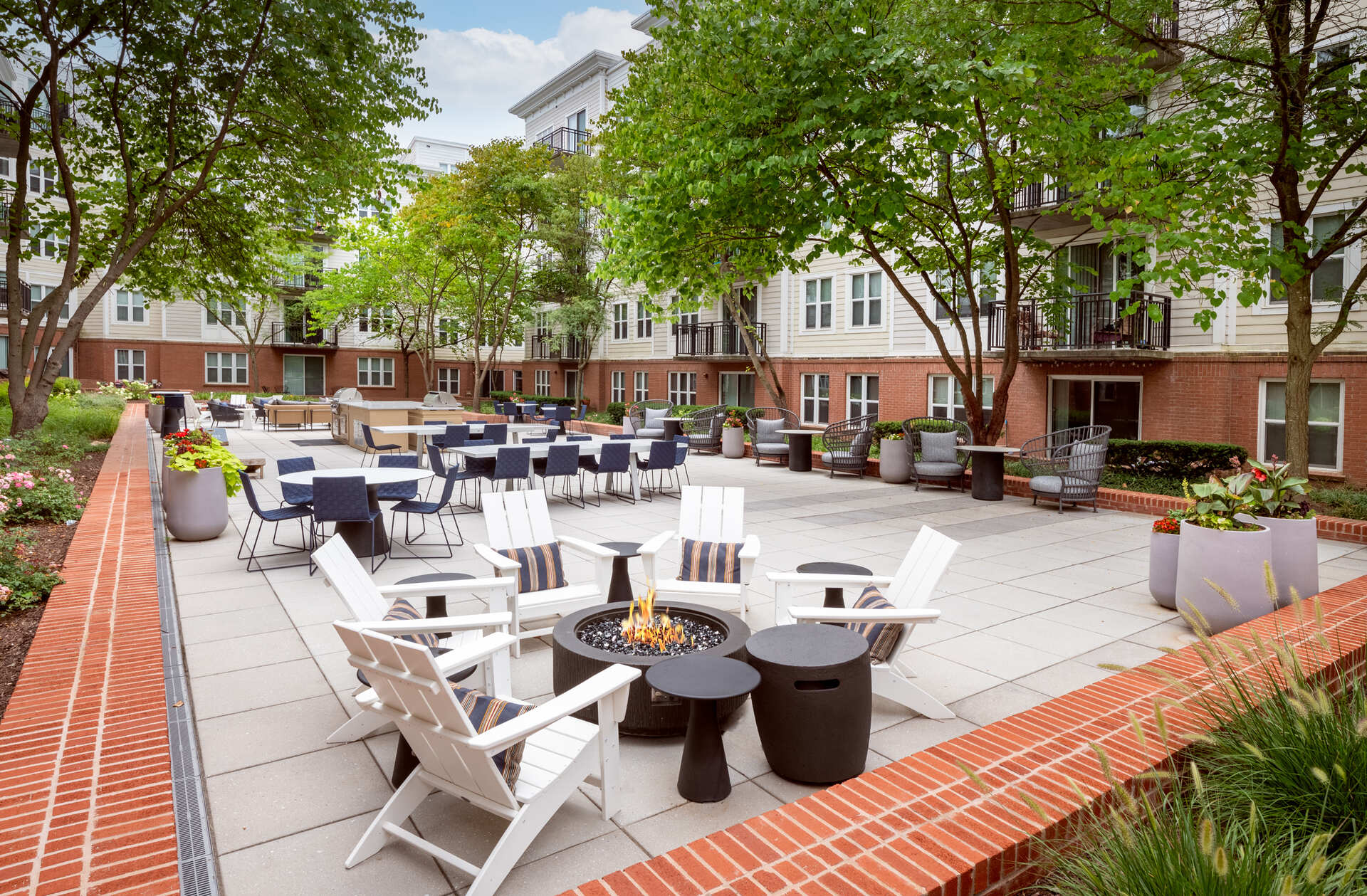 PearsonSquare_EXT_Amenities_OutdoorLounge4_GregDohler_082024