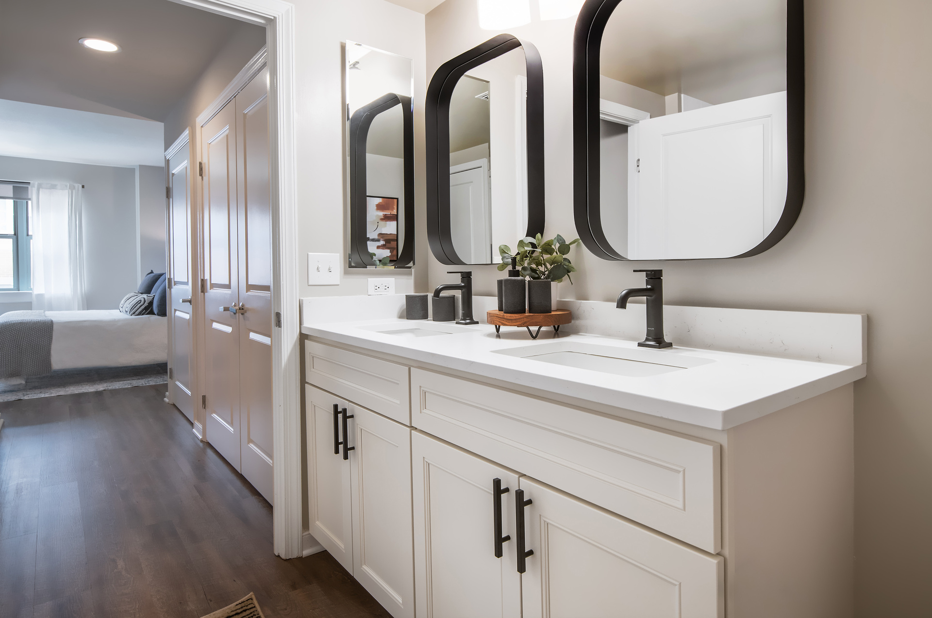 PearsonSquare_INT_Apartments_Bathroom2_GregDohler_082024