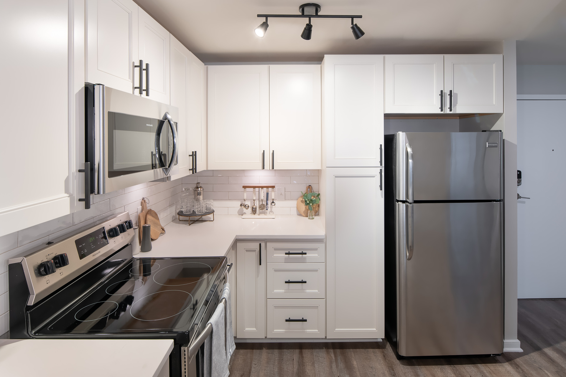 PearsonSquare_INT_Apartments_Kitchen2_GregDohler_082024