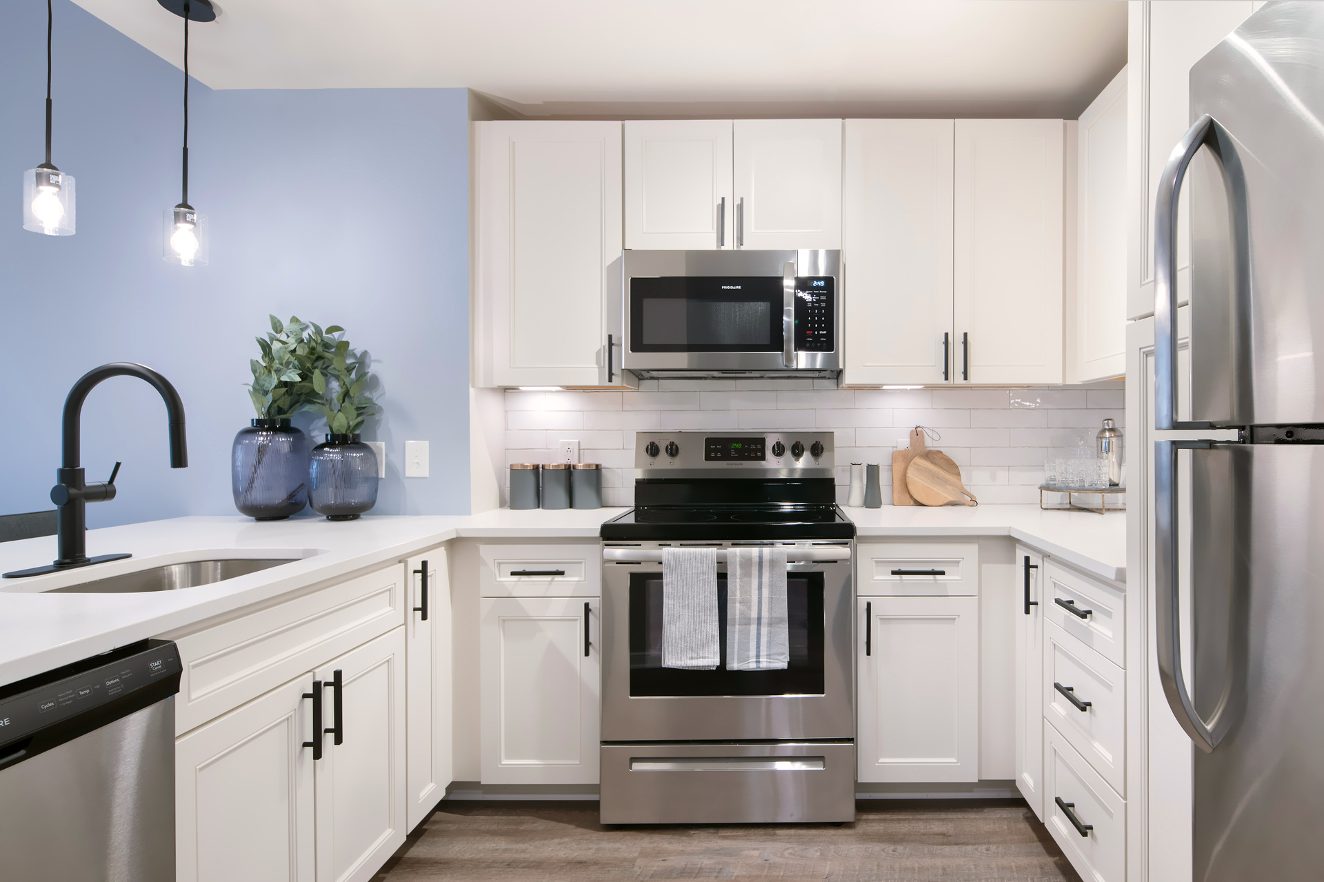 PearsonSquare_INT_Apartments_Kitchen_GregDohler_082024