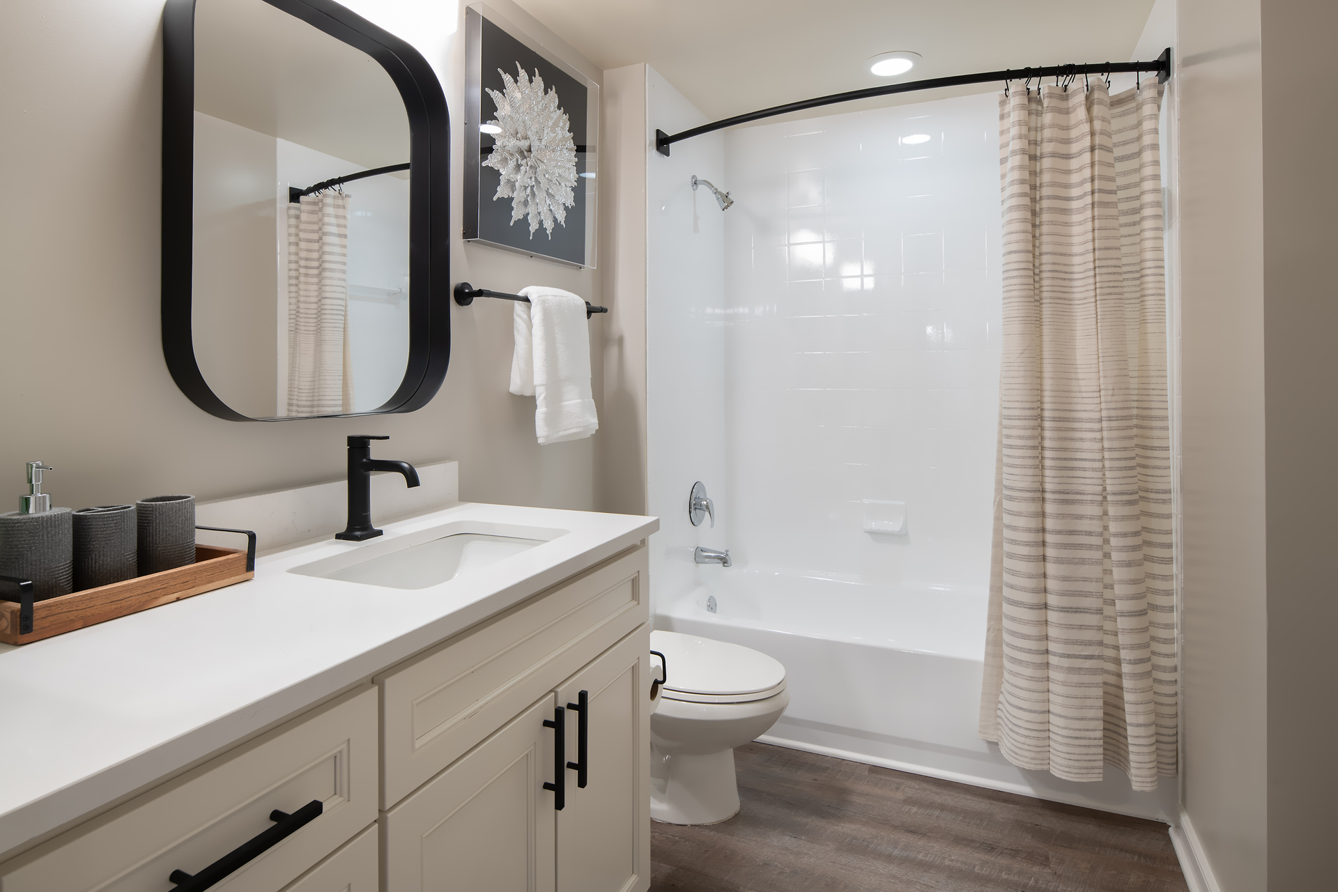 PearsonSquare_INT_Apartments_SecondaryBathroom_GregDohler_082024